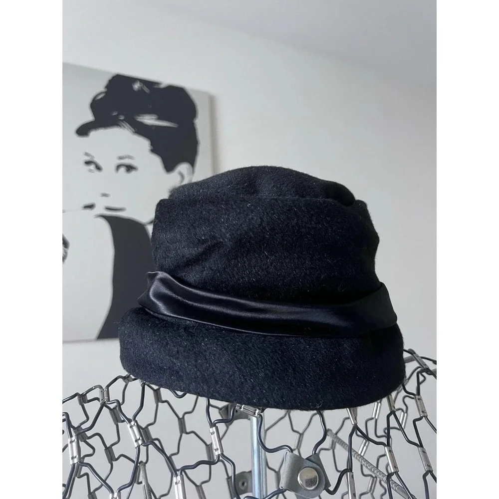 Vintage Black Felt Cloche‎ Hat with Satin Ribbon Band Elegant Mid-Century Style